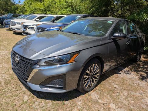 Used 2025 Nissan Altima 2.5 SV FWD image 4