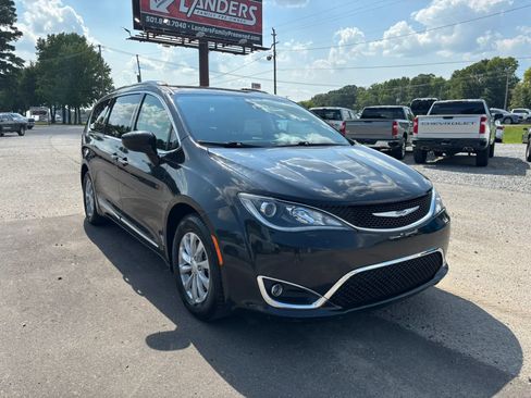 Used 2018 Chrysler Pacifica Touring-L FWD image 7