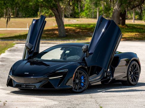 Used 2023 McLaren Artura image 1