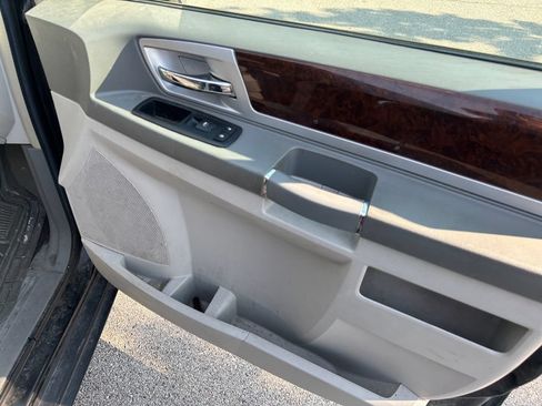 Used 2010 Chrysler Town & Country Touring FWD image 33