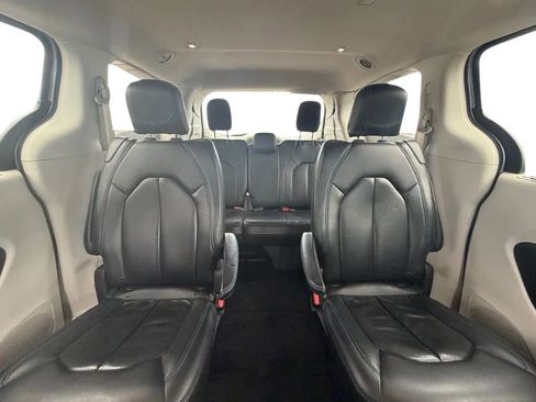 Used 2021 Chrysler Pacifica Touring-L image 27