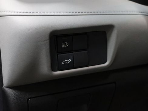 Used 2020 Toyota Highlander XLE image 25