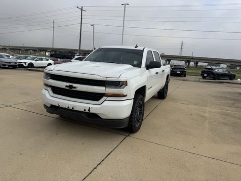 Used 2018 Chevrolet Silverado 1500 Custom w/ Custom Convenience Package image 4