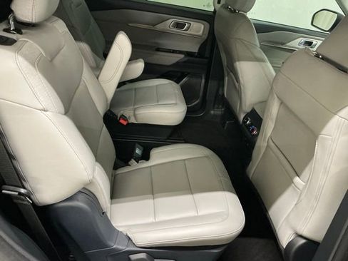 Used 2025 Ford Explorer Active w/ Active Comfort Package image 18