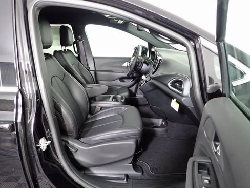 New 2025 Chrysler Pacifica Select image 32