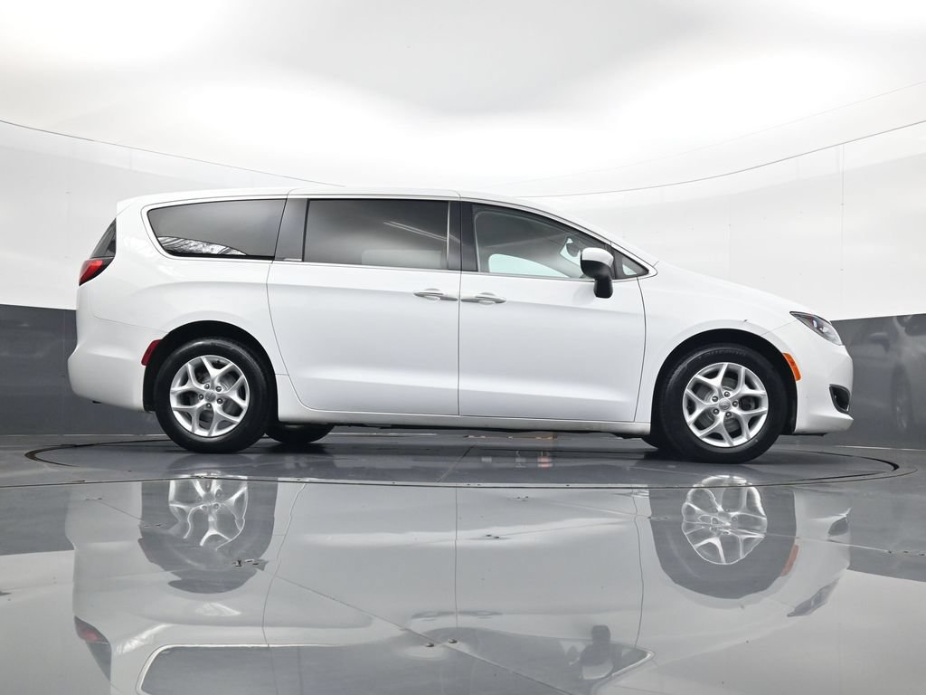 Used 2017 Chrysler Pacifica Touring Plus w/ Tire & Wheel Group FWD image 26