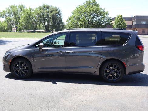 Used 2019 Chrysler Pacifica Limited w/ Advanced Safetytec Group FWD image 9