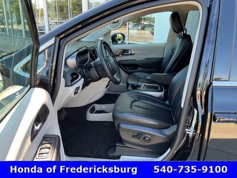 Used 2024 Chrysler Pacifica Touring-L FWD image 32