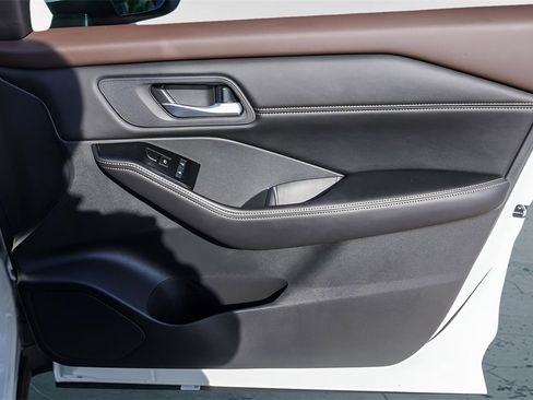 Used 2023 Nissan Rogue SV w/ SV Premium B Package image 33