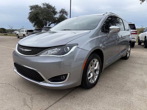 Used 2018 Chrysler Pacifica Limited FWD image 3