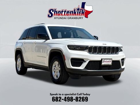 Used 2022 Jeep Grand Cherokee Laredo w/ Luxury Tech Group I RWD image 3