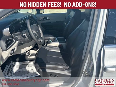 Used 2023 Chrysler Pacifica Touring-L FWD image 10
