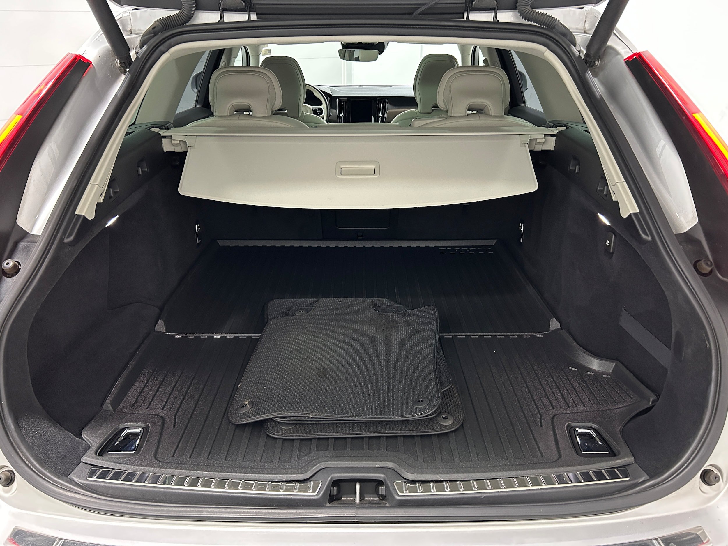 Used 2020 Volvo V90 T6 Cross Country AWD/4WD image 33