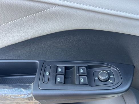 New 2025 Volkswagen Taos SEL image 17