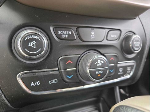 Used 2015 Jeep Cherokee Latitude w/ Comfort/Convenience Group FWD image 23