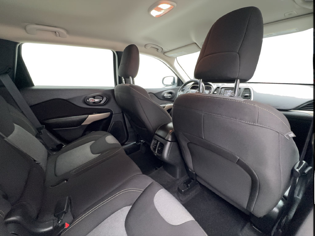 Used 2018 Jeep Cherokee Latitude w/ Altitude Package FWD image 24