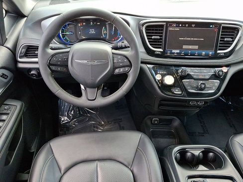 Used 2024 Chrysler Pacifica Limited FWD image 14