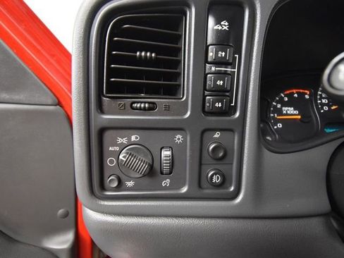 Used 2005 GMC Sierra 2500 SLT w/ Heavy-Duty Power Package image 28