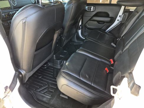 Used 2019 Jeep Wrangler Unlimited Sahara w/ Uconnect 4C Nav & Sound Group AWD/4WD image 13