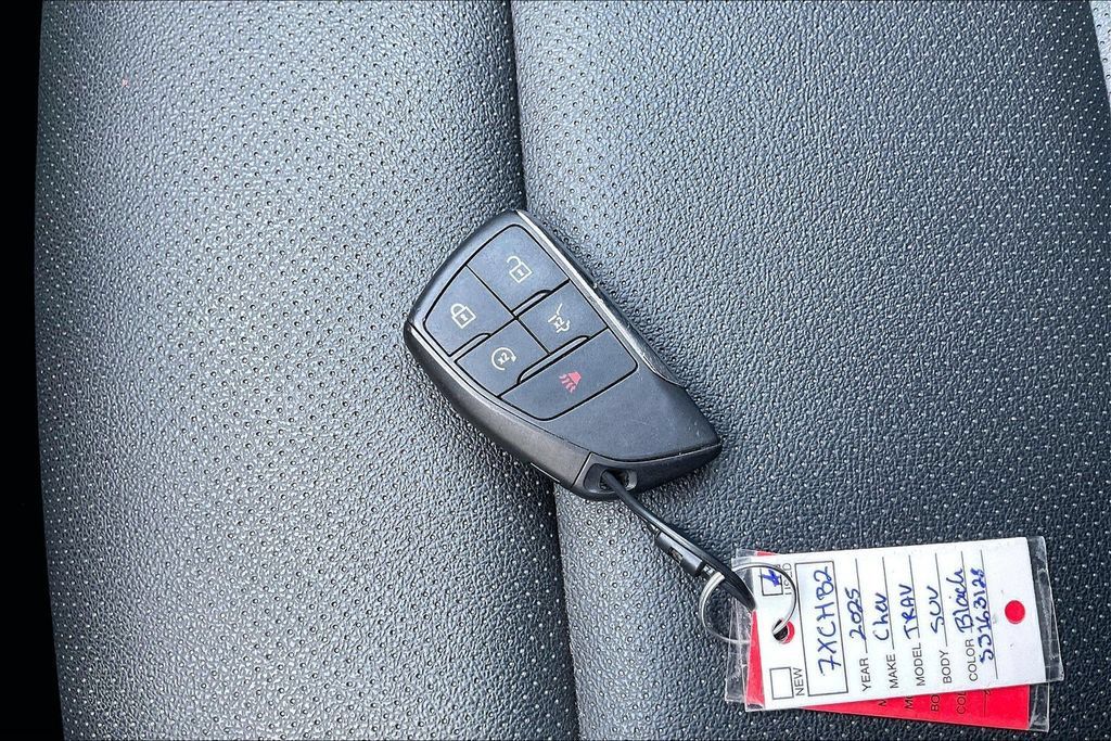 Used 2025 Chevrolet Traverse LT FWD image 11