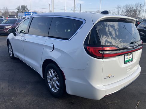 Used 2024 Chrysler Pacifica Touring-L image 5