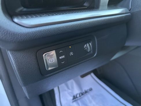 Used 2025 Chevrolet Traverse LT image 28