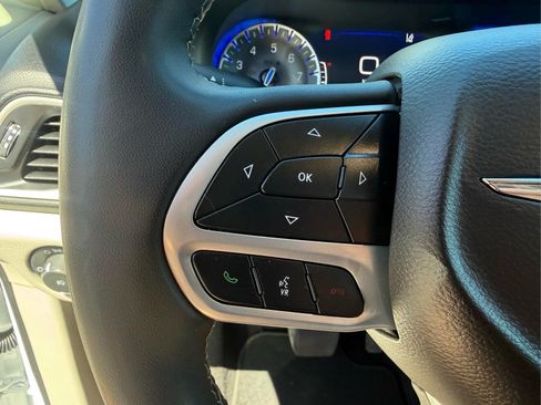Used 2024 Chrysler Pacifica Touring-L FWD image 26