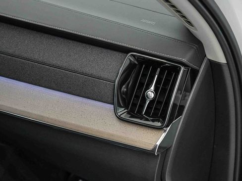 Certified 2025 Volvo XC90 B6 Plus w/ Protection Package Premier image 16