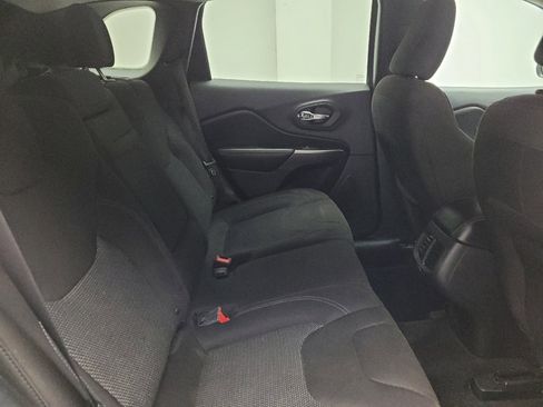 Used 2019 Jeep Cherokee Latitude w/ Cold Weather Group AWD/4WD image 19