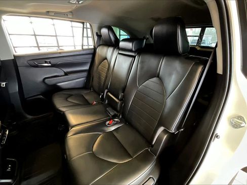 Used 2021 Toyota Highlander XLE image 21