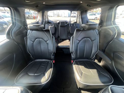 Used 2025 Chrysler Pacifica Limited image 36