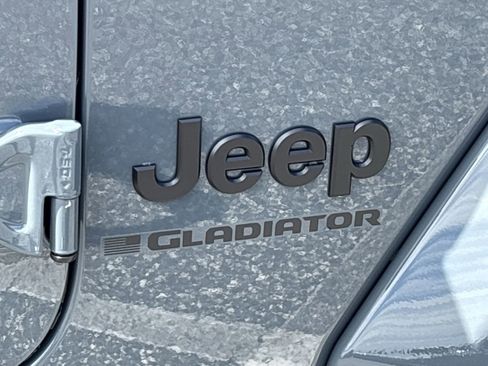 New 2025 Jeep Gladiator Willys image 9