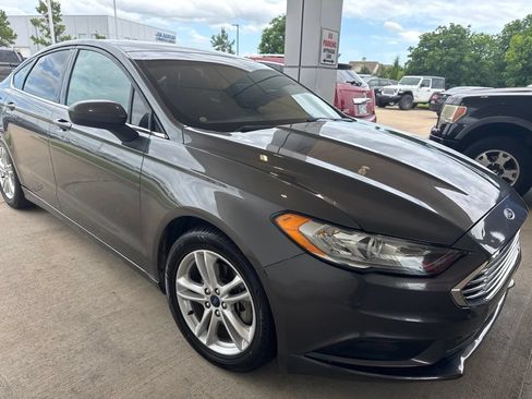 Used 2018 Ford Fusion SE w/ Fusion SE Technology Package FWD image 3