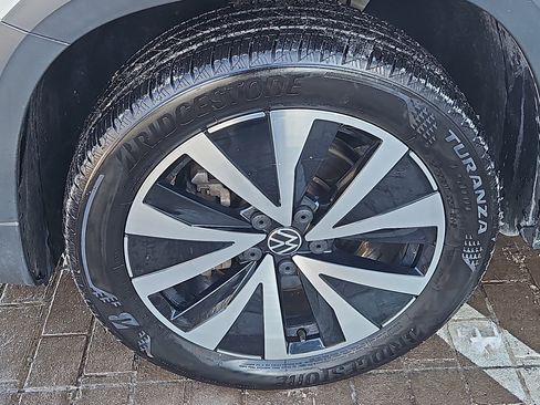 Used 2022 Volkswagen Taos SE w/ IQ.Drive SE Package image 4