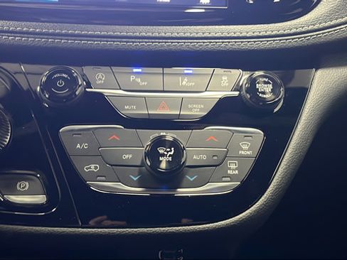 New 2026 Chrysler Pacifica Select FWD image 18
