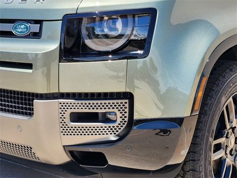 New 2025 Land Rover Defender 130 X-Dynamic SE image 5