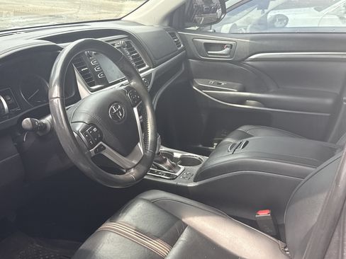 Used 2019 Toyota Highlander SE w/ Nightshade Edition AWD/4WD image 6