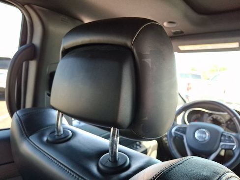 Used 2019 Jeep Grand Cherokee Altitude AWD/4WD image 14