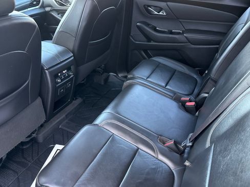 Used 2021 Chevrolet Traverse LT w/ LT Premium Package image 9