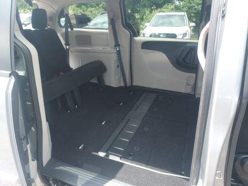 Used 2015 Dodge Grand Caravan SXT FWD image 32