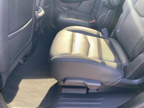 Used 2025 Cadillac XT6 Premium Luxury image 19