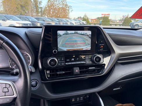 Used 2023 Toyota Highlander LE FWD image 21