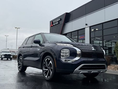 Used 2025 Mitsubishi Outlander SE image 1