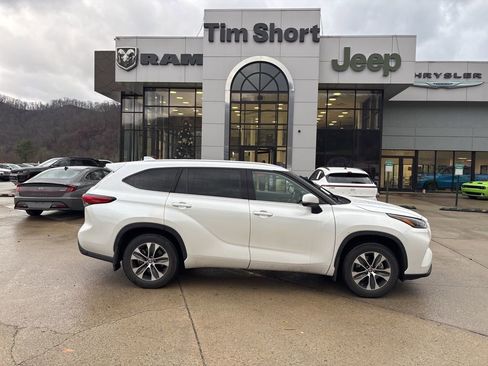 Used 2022 Toyota Highlander XLE image 4