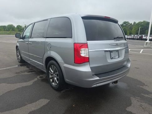 Used 2015 Chrysler Town & Country S FWD image 14