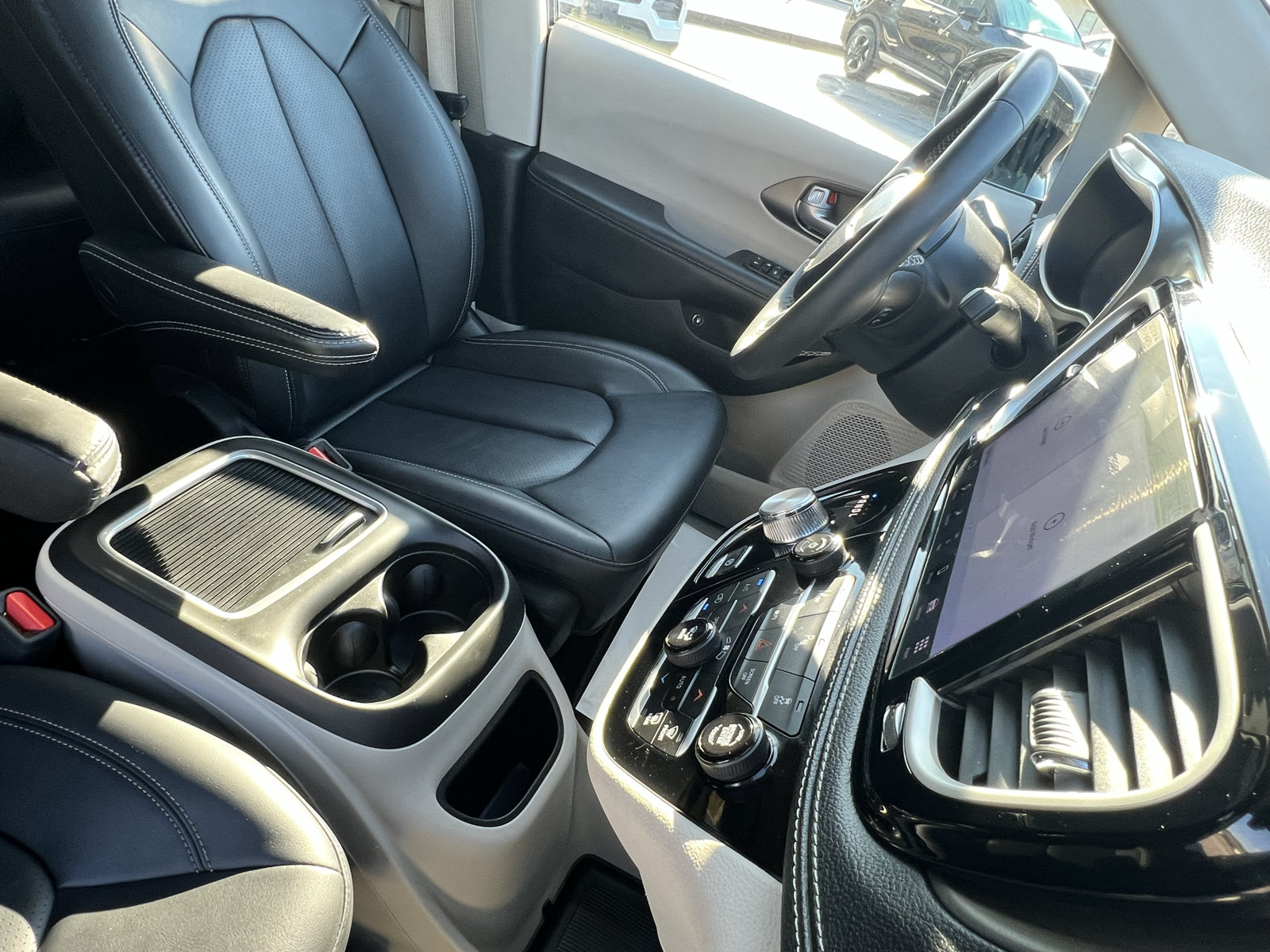 Used 2024 Chrysler Pacifica Limited FWD image 15