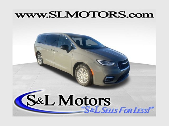 Used 2025 Chrysler Pacifica Select FWD image 1