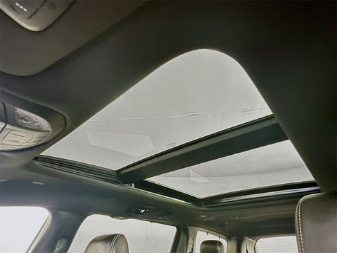 Used 2025 Chrysler Pacifica Limited image 21