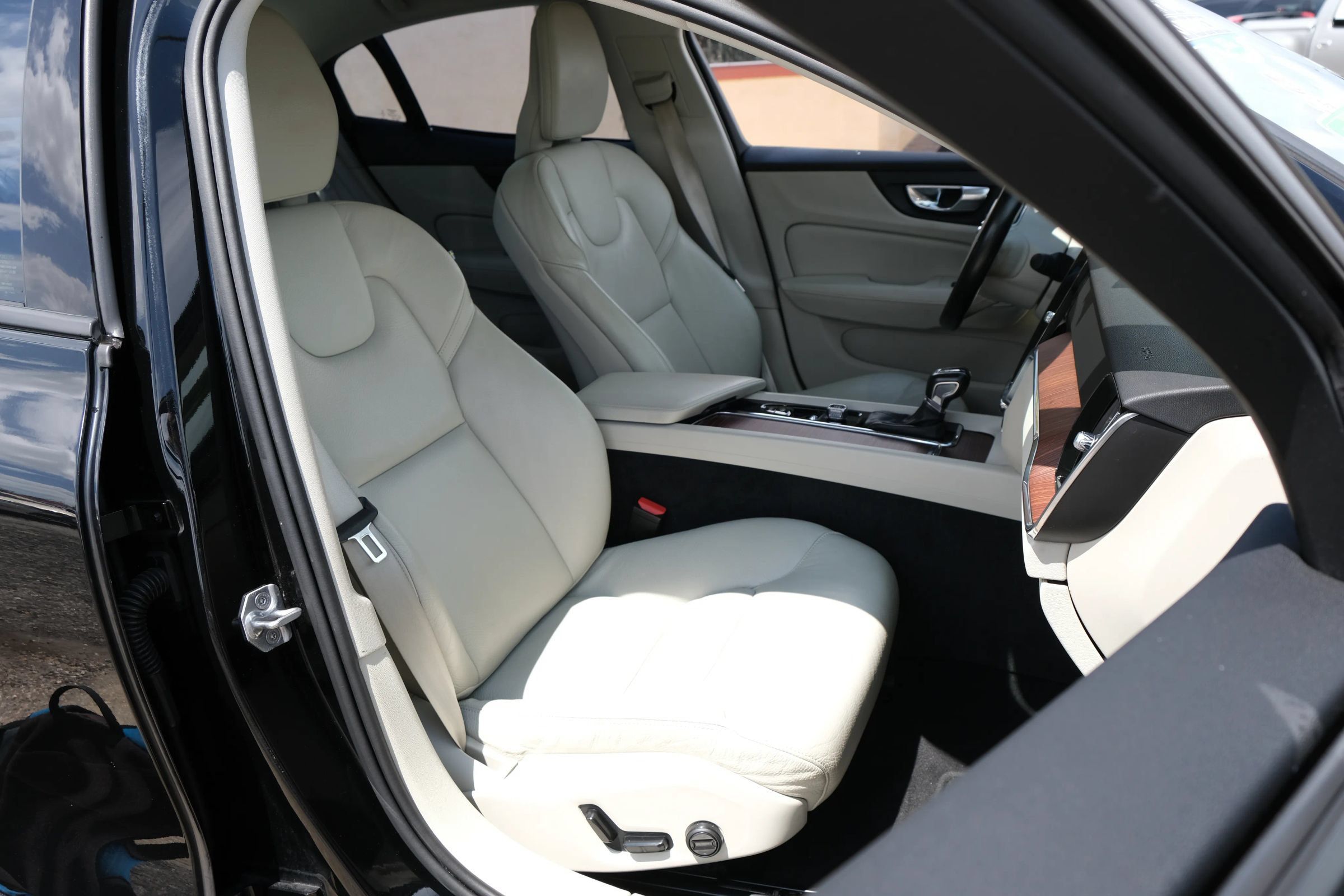 Used 2021 Volvo S60 T5 Momentum FWD image 11