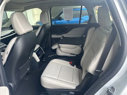 Used 2025 Lincoln Aviator AWD image 7